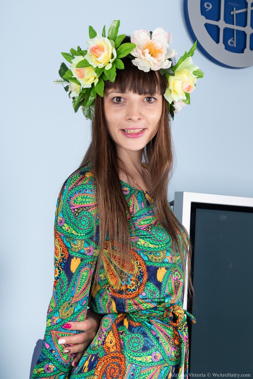 Adolescente Amadora Magra Adriana Vittoria Exibe Sua Buceta Peluda E Seu Corpo Pequeno