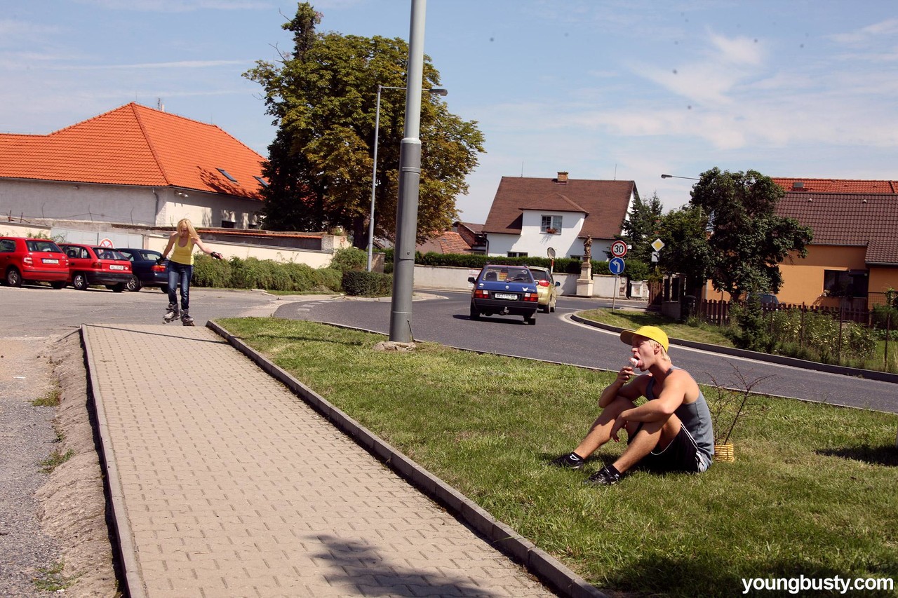 处女少女辛迪Q在公共场所被肛交并内射她的金发屁股