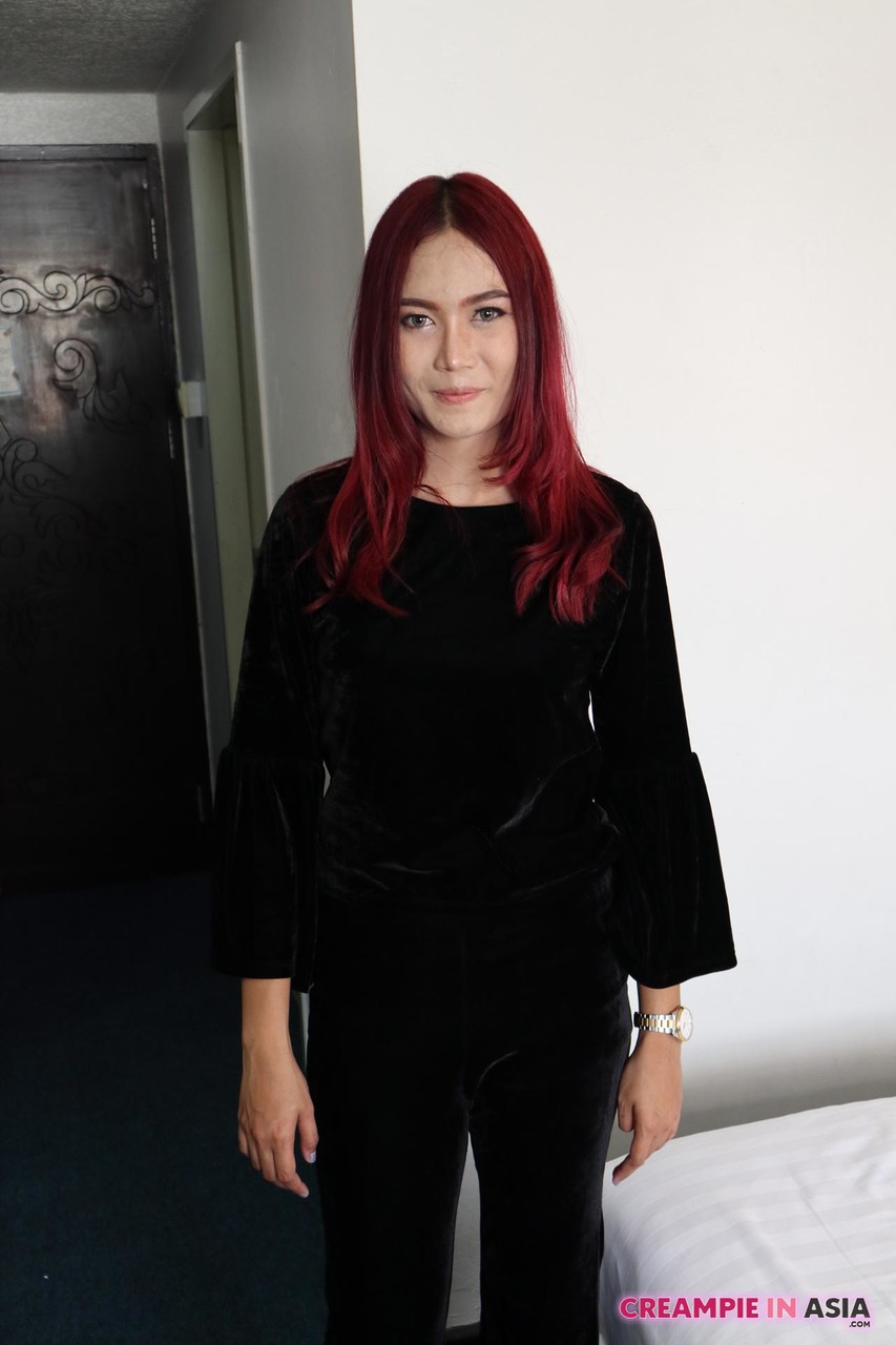 裸のアジアン美女ソムが小さなおっぱいと整えられた陰毛を見せる