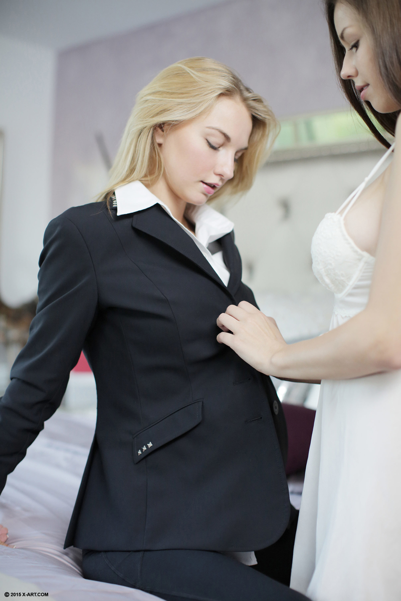 少女女同性恋者莉莉·艾薇和玛迪·梅多斯在工作后互相用手指满足对方