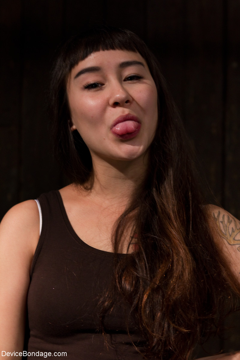 デバイスボンデージ ホナ・リー裸で拘束