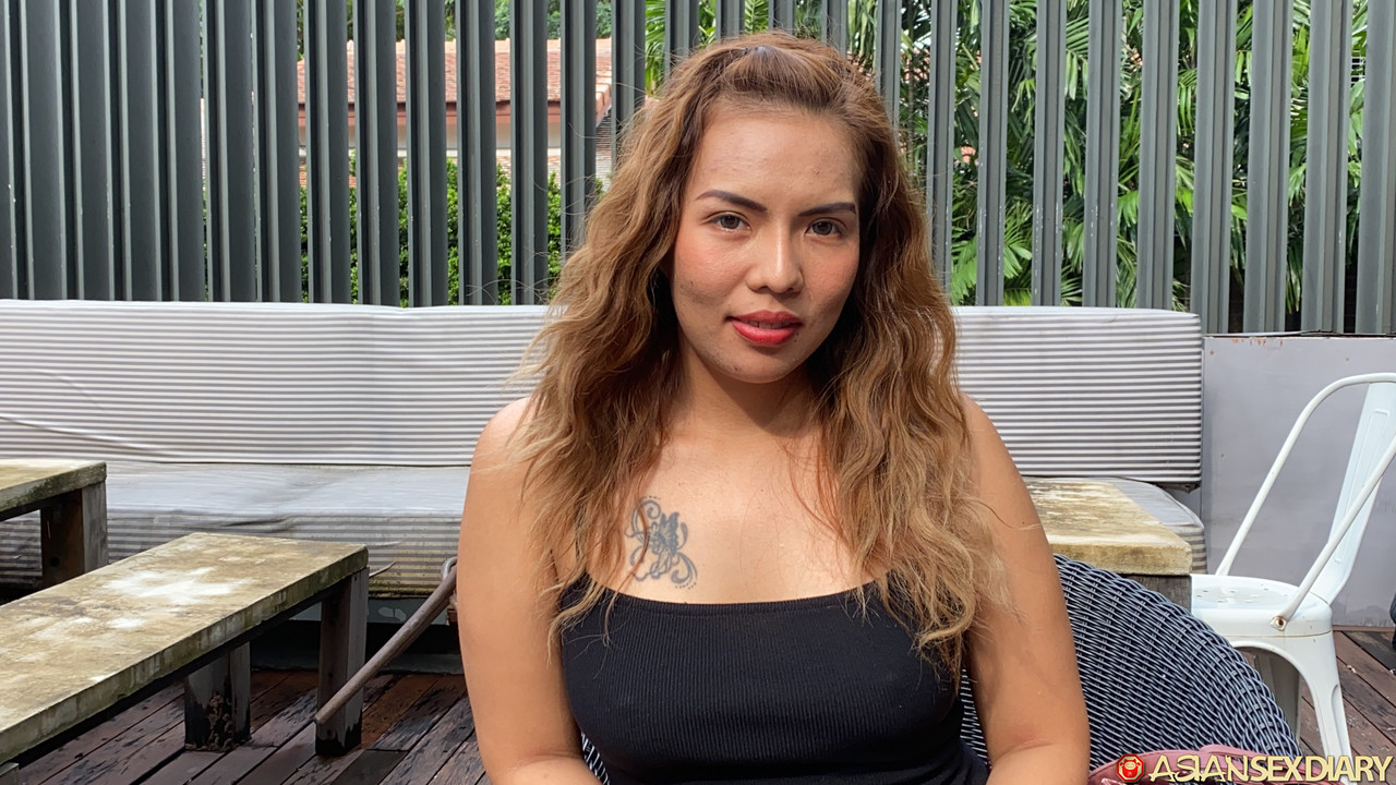 الأم الجميلة نان سي تتعرى وتُظهر ثدييها لممارسة الجنس بمنظور الشخص الأول