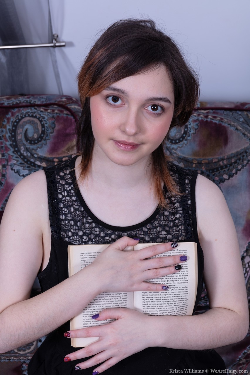 克里斯塔·威廉姆斯：美丽的业余美女玩弄腋下和阴部毛发