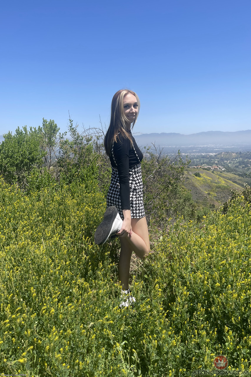 Breezy Bri Раздевается До Гола И Раскрывает Подстриженную Киску Крупным Планом