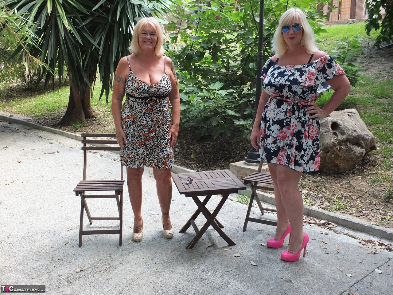 Зрелая Блондинка Мелоди Играет С Большими Сиськами Своей Лесбийской Любовницы На Патио
