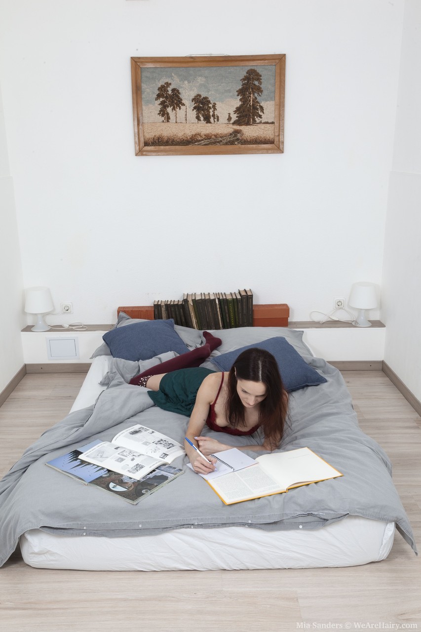 Mia Sanders: Schöne Russin Mit Sehr Behaarter Muschi