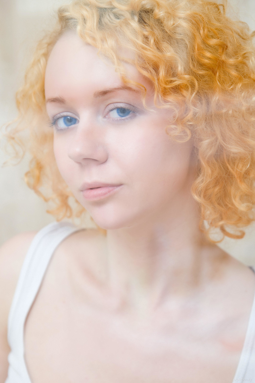 घुंघराले लाल बालों वाली स्टीम शावर में नंगी होकर गीली हो जाती है