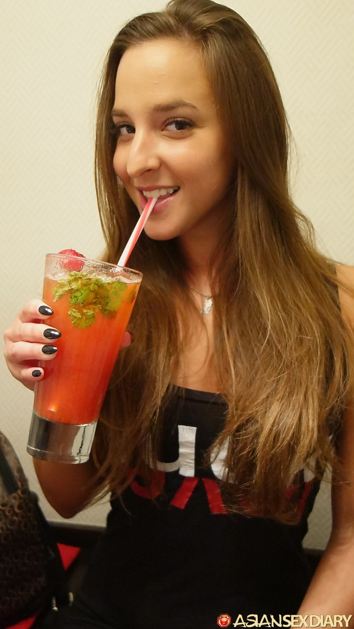 アミラは彼女の大きなお尻を自慢しながら、魅力的なアジアの少女とのPOVセックスのために服を脱ぐ