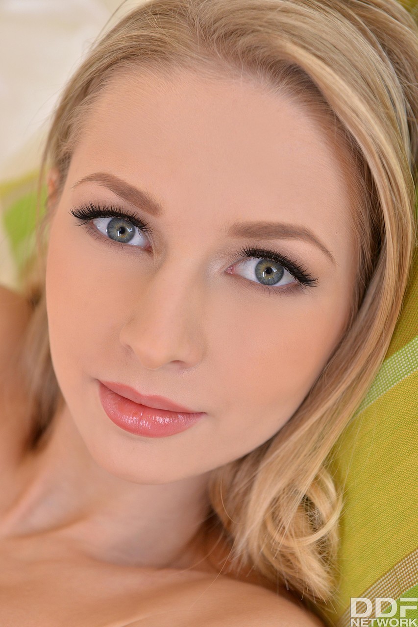 Pretty Ms White-Kitten Plays With Inviting Shaved Pussy