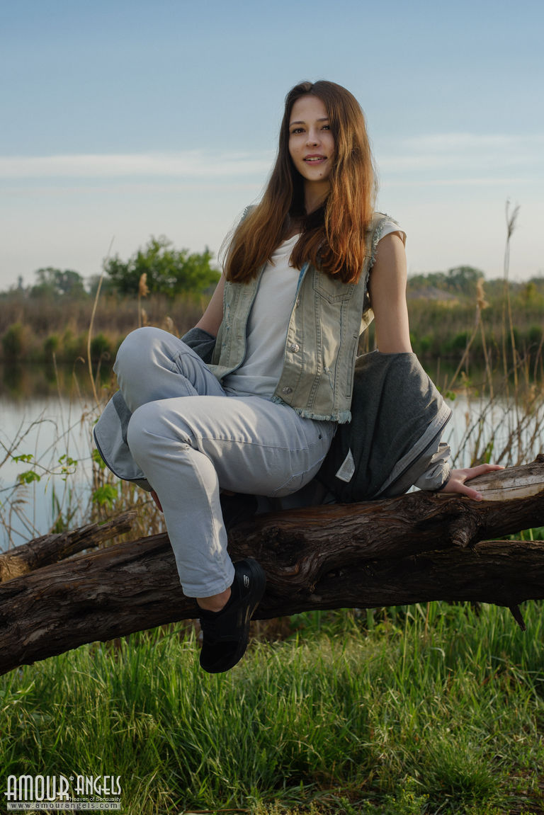 Début Nu De Maat : Jeune Rousse Au Bord De L'eau
