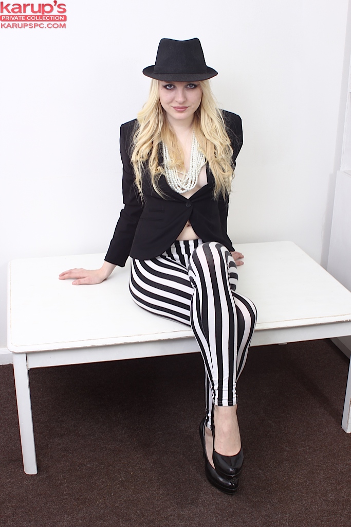 Bella Lei Amateur Blondine Zeigt Rasierte Muschi Und Titten