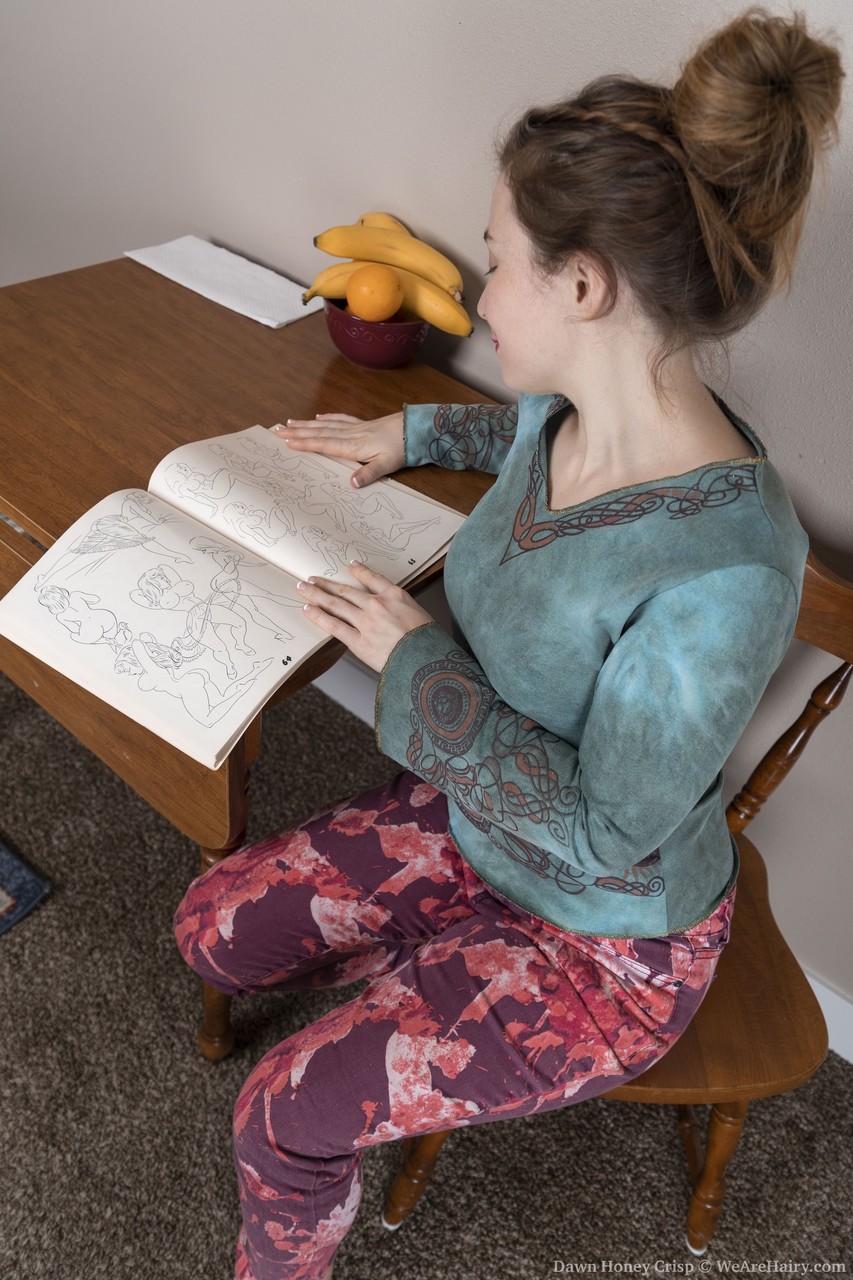 Milf Com Boceta Peluda Dawn Honey Crisp Se Masturbando Com Uma Banana