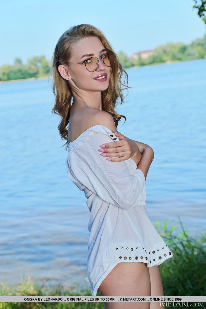 十代のソロガールOniskaが川の近くの毛布で完全に裸になる