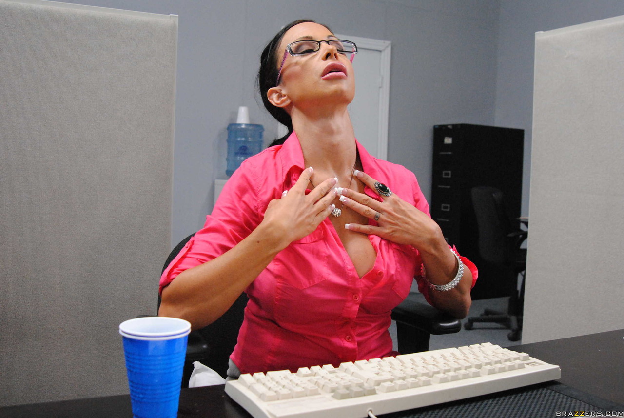 Milf Tetona Jewels Jade Con Gafas Revela Grandes Tetas Y Se La Clavan