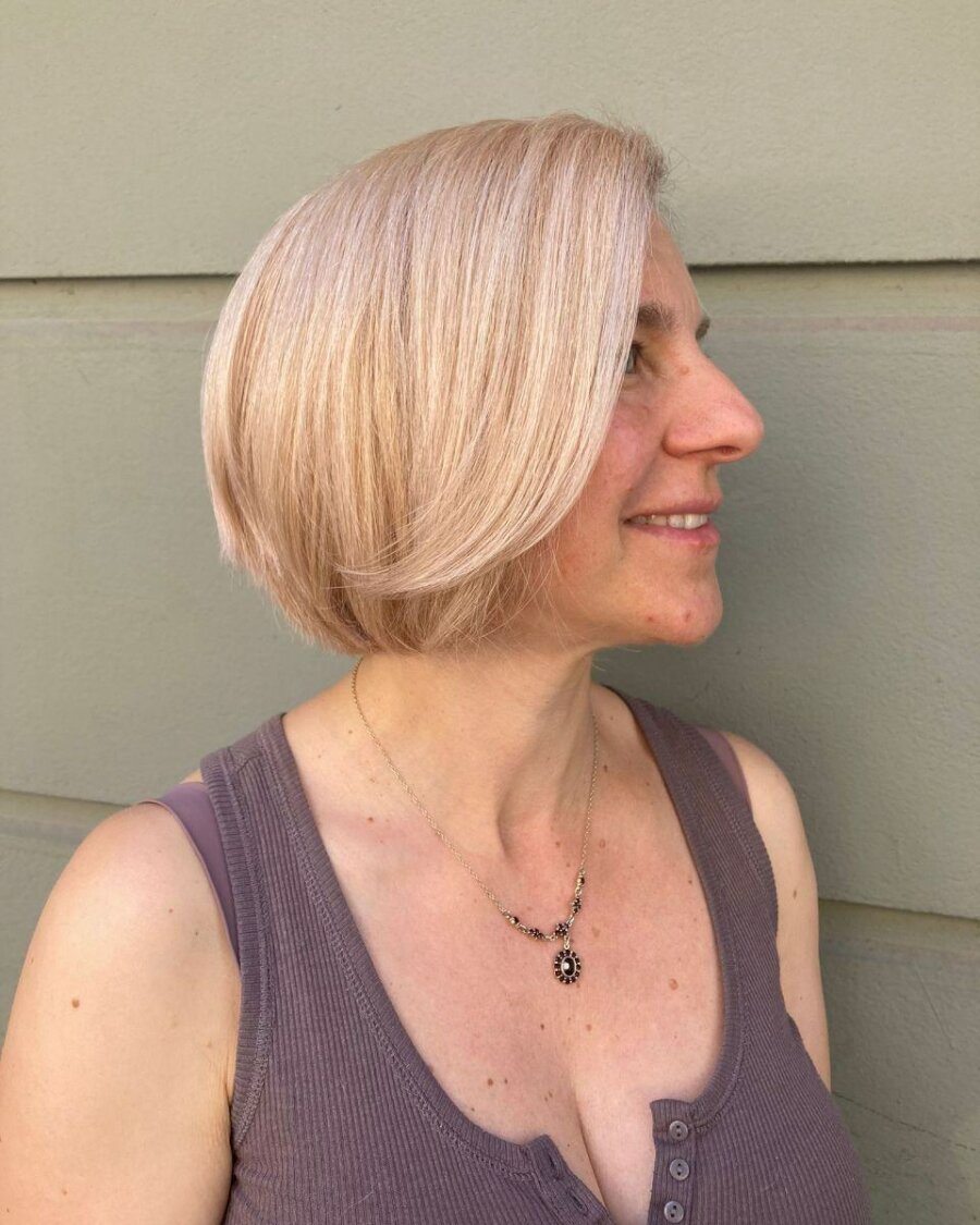 أم ناضجة استفزازية تتصوّر في تجميعة شخصية بدون مكياج