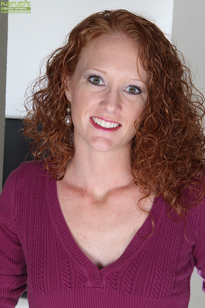 Skinny Mature Chick Ande Shows Her Slender Long Legs