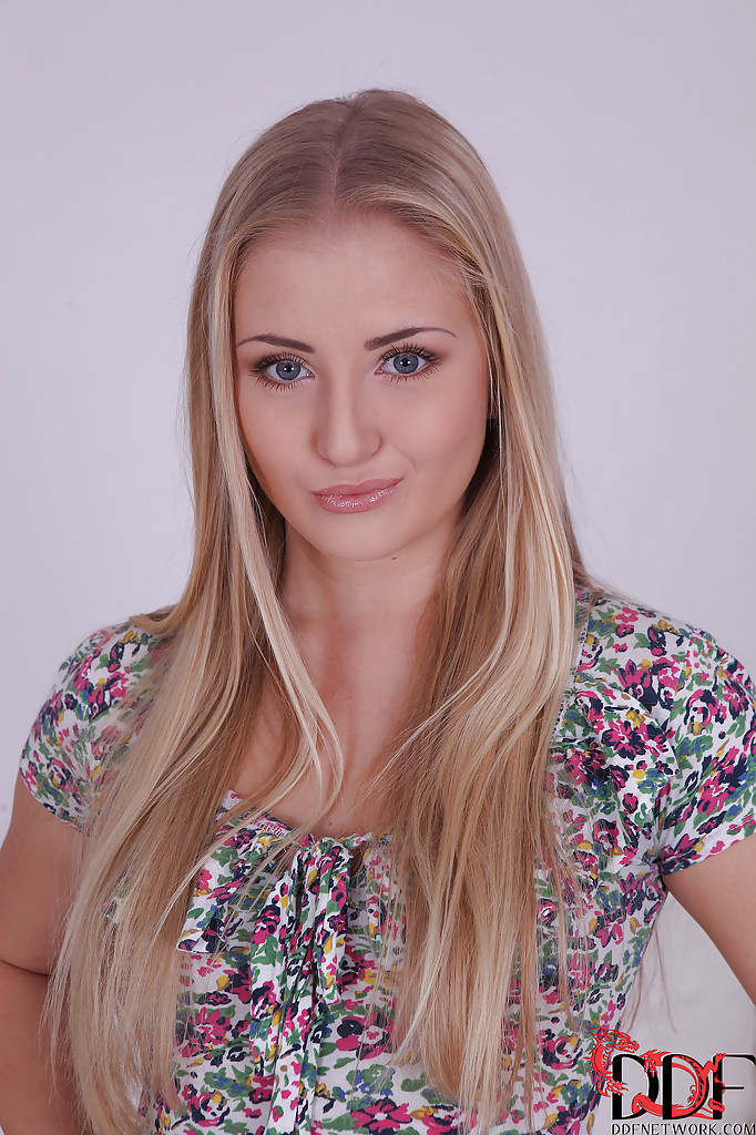 Rubia Dulcemente-Bonita Piernas Largas Desvistiéndose Abriendo Coño