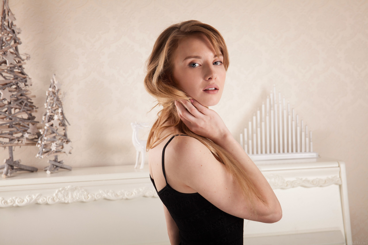 ティーン Tempe が黒いドレスでピアノのそばで淫らにポーズ