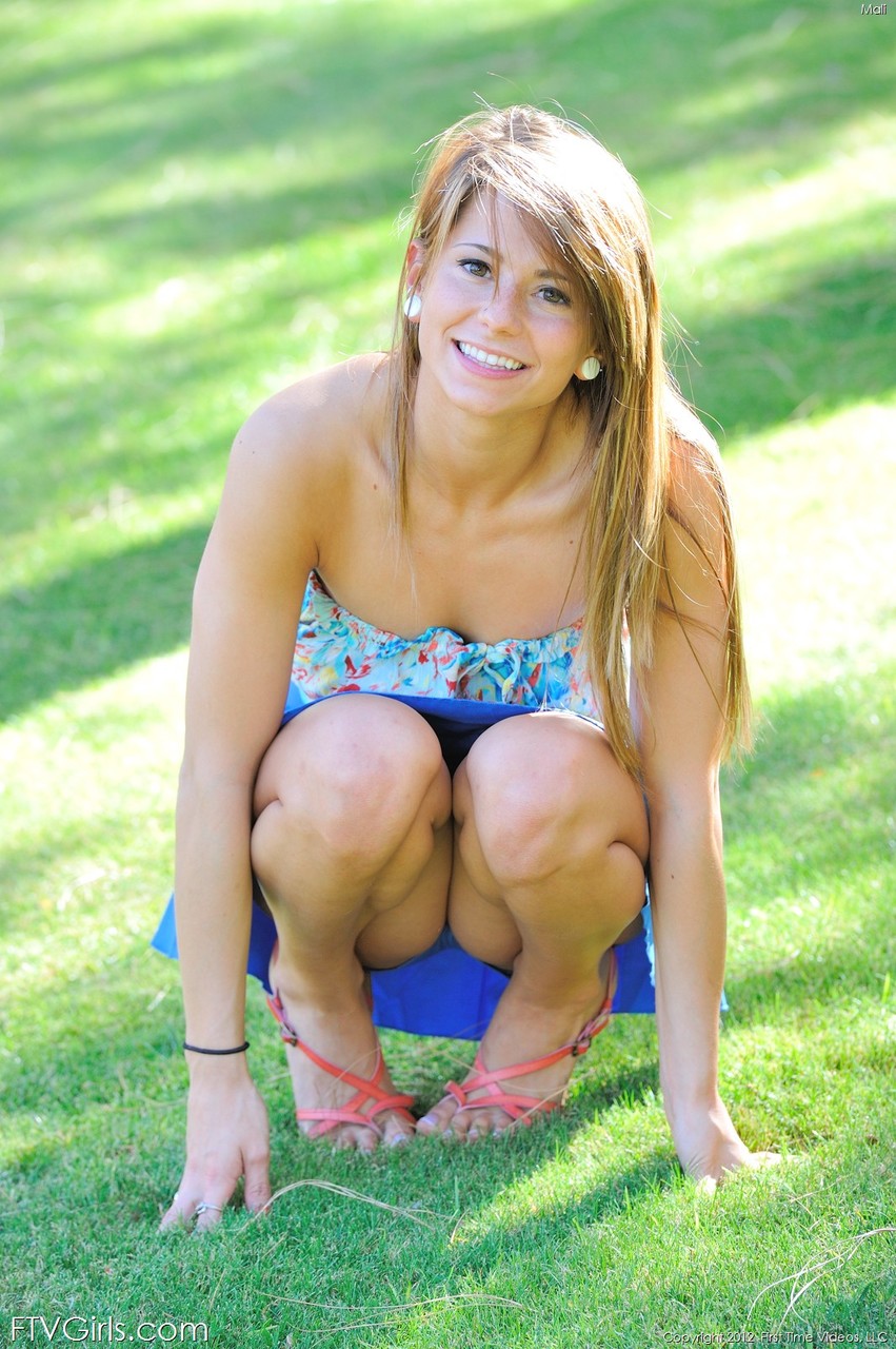 मीठी शौकिया सुंदरी माली अपने प्यार के छेद खोलती है और घर पर पोज़ देती है