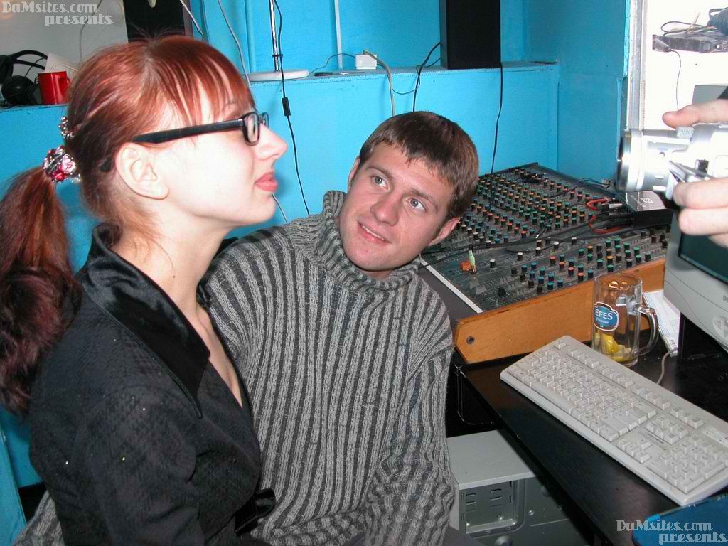 लाल बालों वाली माँ जेसिका फर्श पर लंड पर सवार हो रही है जबकि फिल्माया जा रहा है