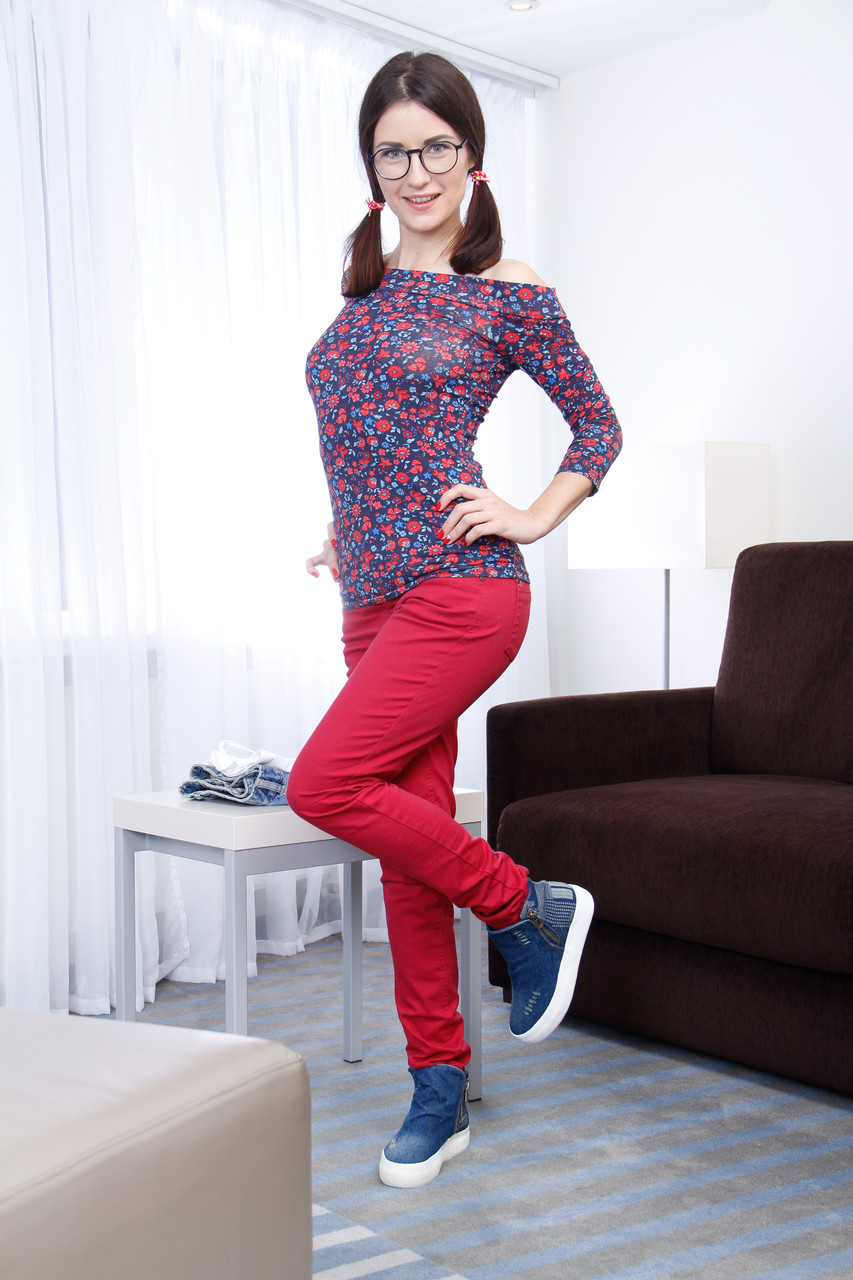 Амбика Голд В Очках Наслаждается Хардкорным Сексом И Стекающей По Лицу Спермой