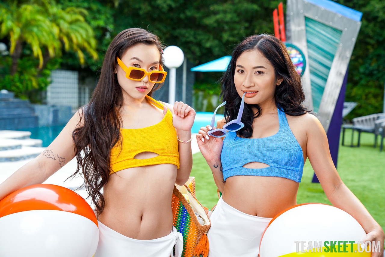 Avery Black Und Kimmy Kimm Lecken Sich Die Muschi In Willem Asiatischem FFM-Dreier