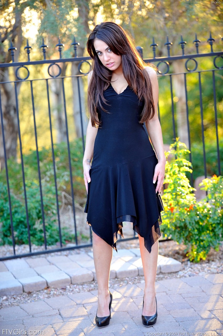 कपड़े पहने हुए किशोरी पार्क में बिना पैंटी के अपस्कर्ट फ्लैश करती है