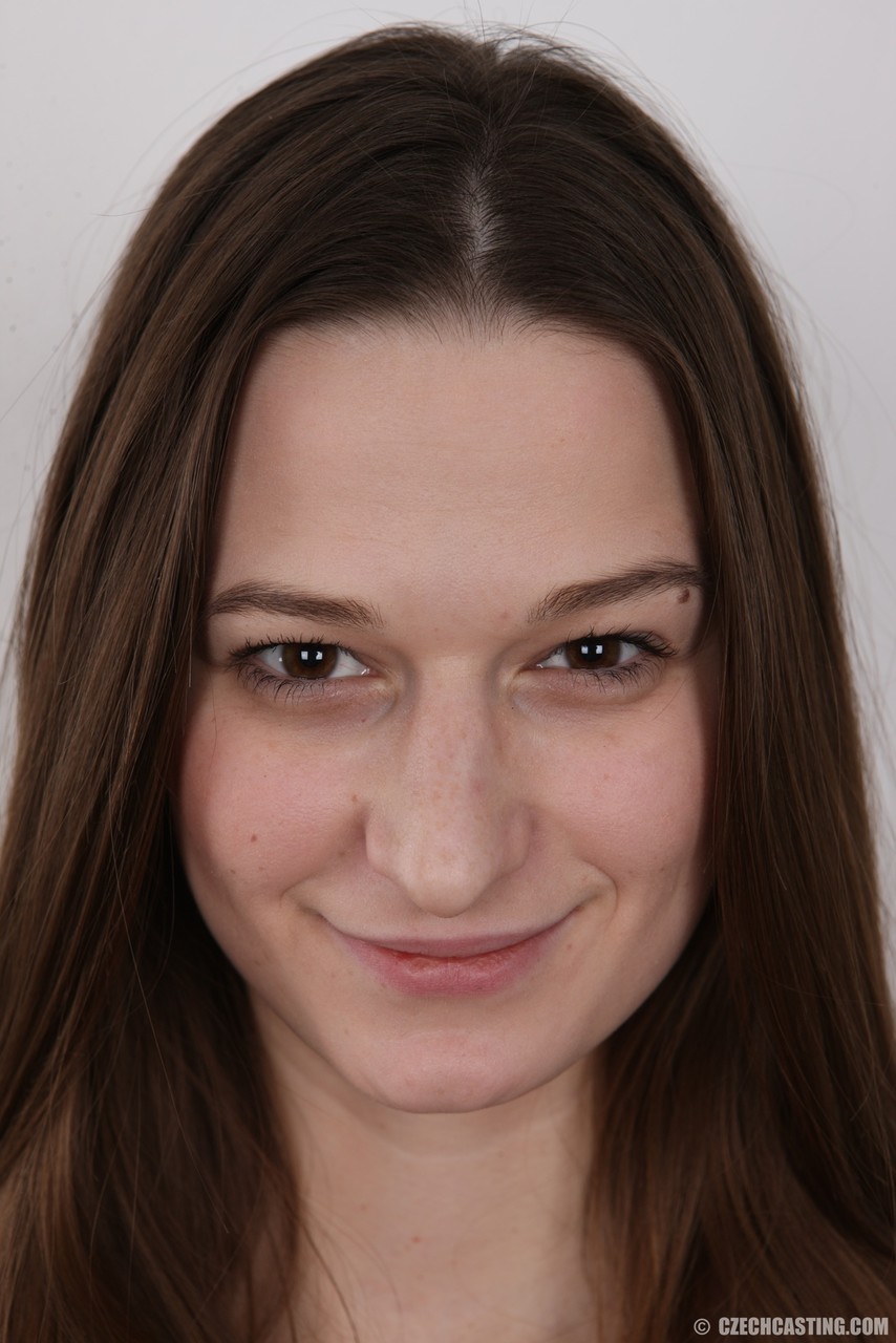 長髪の少女が全裸になり体を披露する