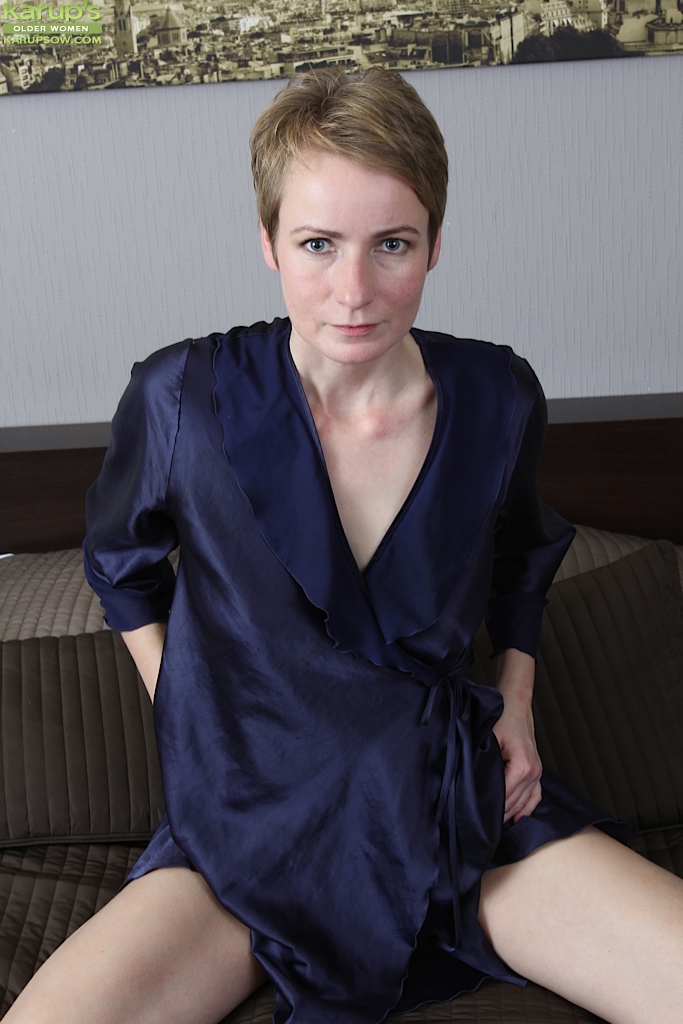 甘いネンシー、ショートヘアの熟女、広く開いたスナッチを指で刺激