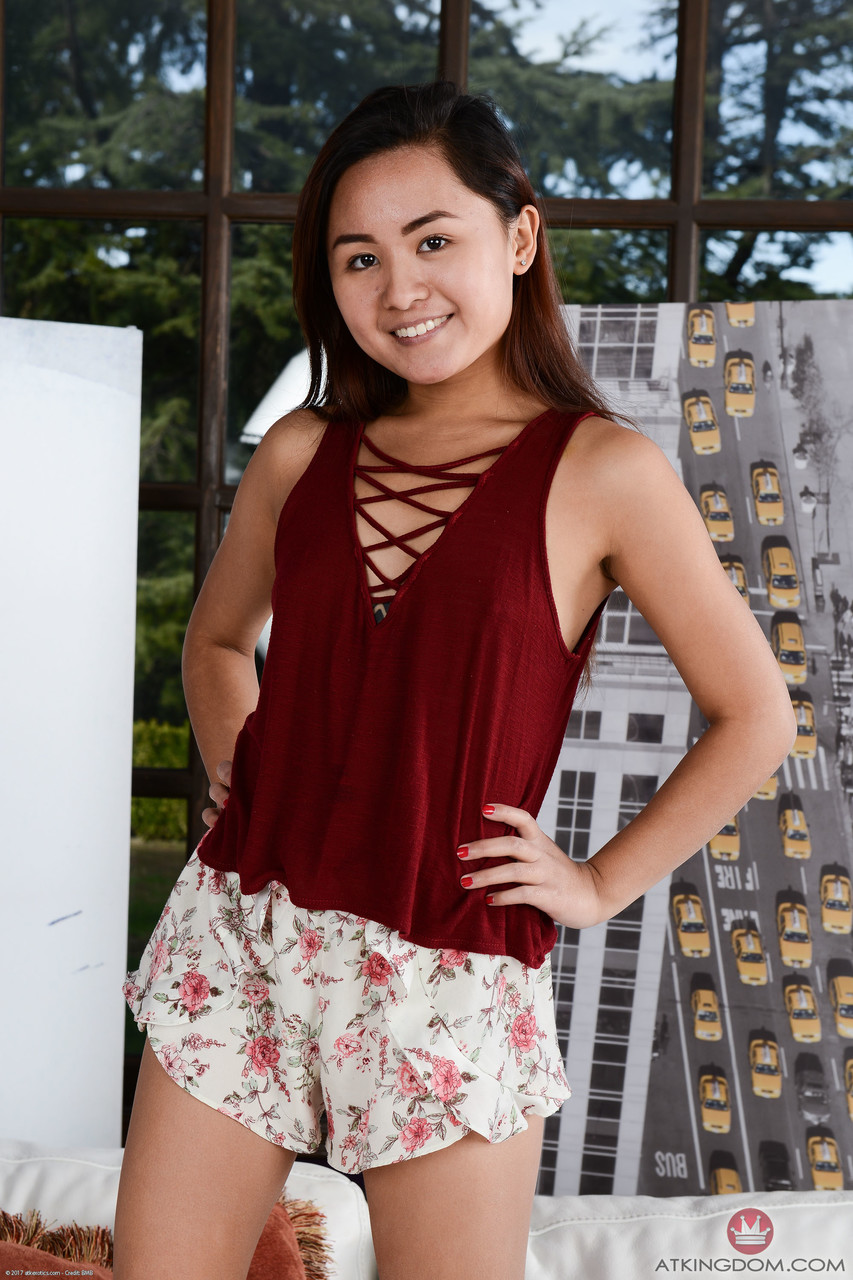 小巧的棕发女郎埃尔沃内娃秀出光溜溜的屁股和毛茸茸的阴户