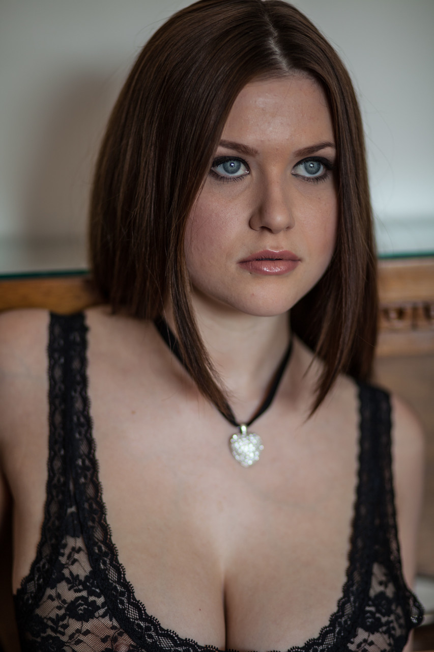 मारजाना ए: नीली आँखों वाली भूरी बालों वाली सुंदरता ने नग्न बड़े स्तन दिखाए