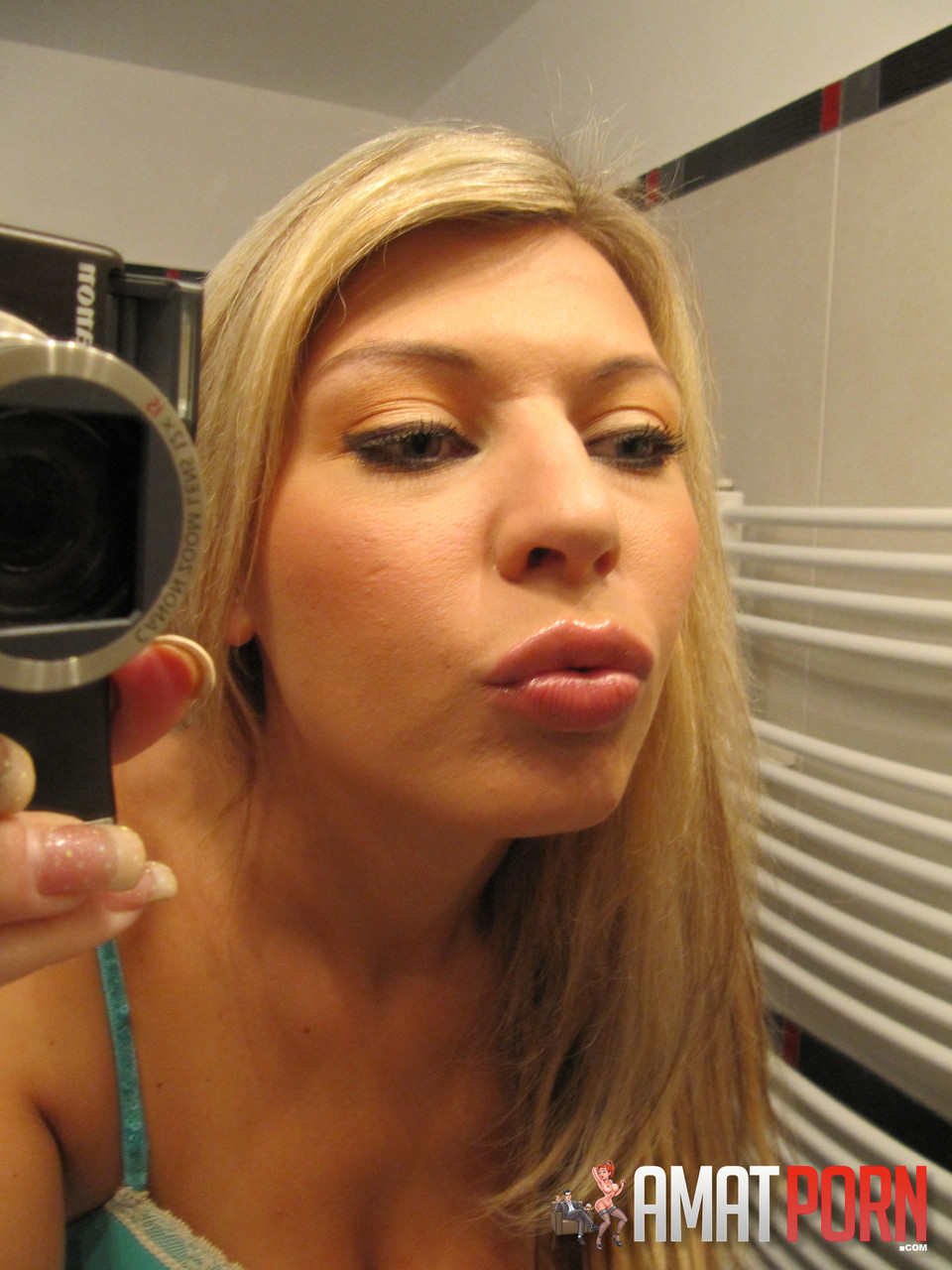 उभारदार सुंदरी नंगी सेल्फी लेते समय बड़े स्तन दिखा रही है