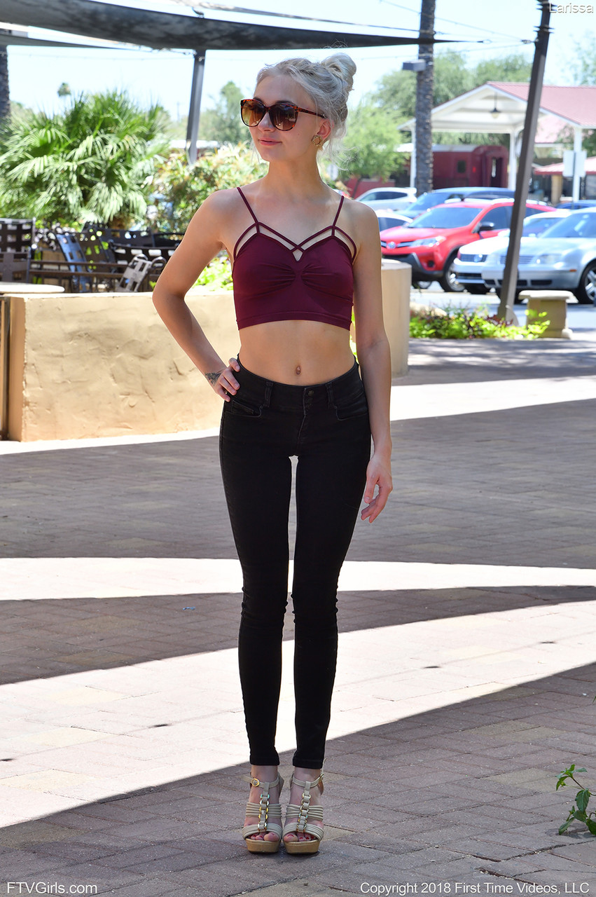 لاريسا تجلس ببطء على ديلدوها بينما يخترق بعمق في الداخل