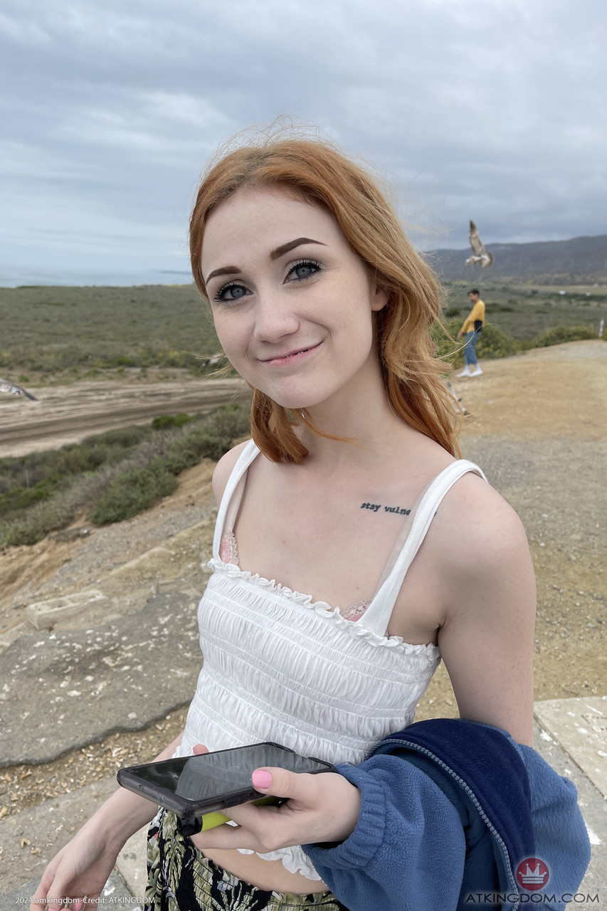 पतली किशोरी स्कारलेट स्काइज़ के साथ योनि के क्लोज-अप दृश्य