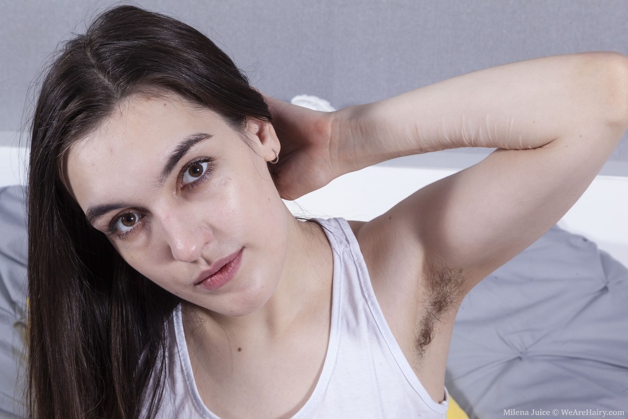 業餘米蓮娜·朱伊斯展示毛茸茸腋窩並張開濃密叢林
