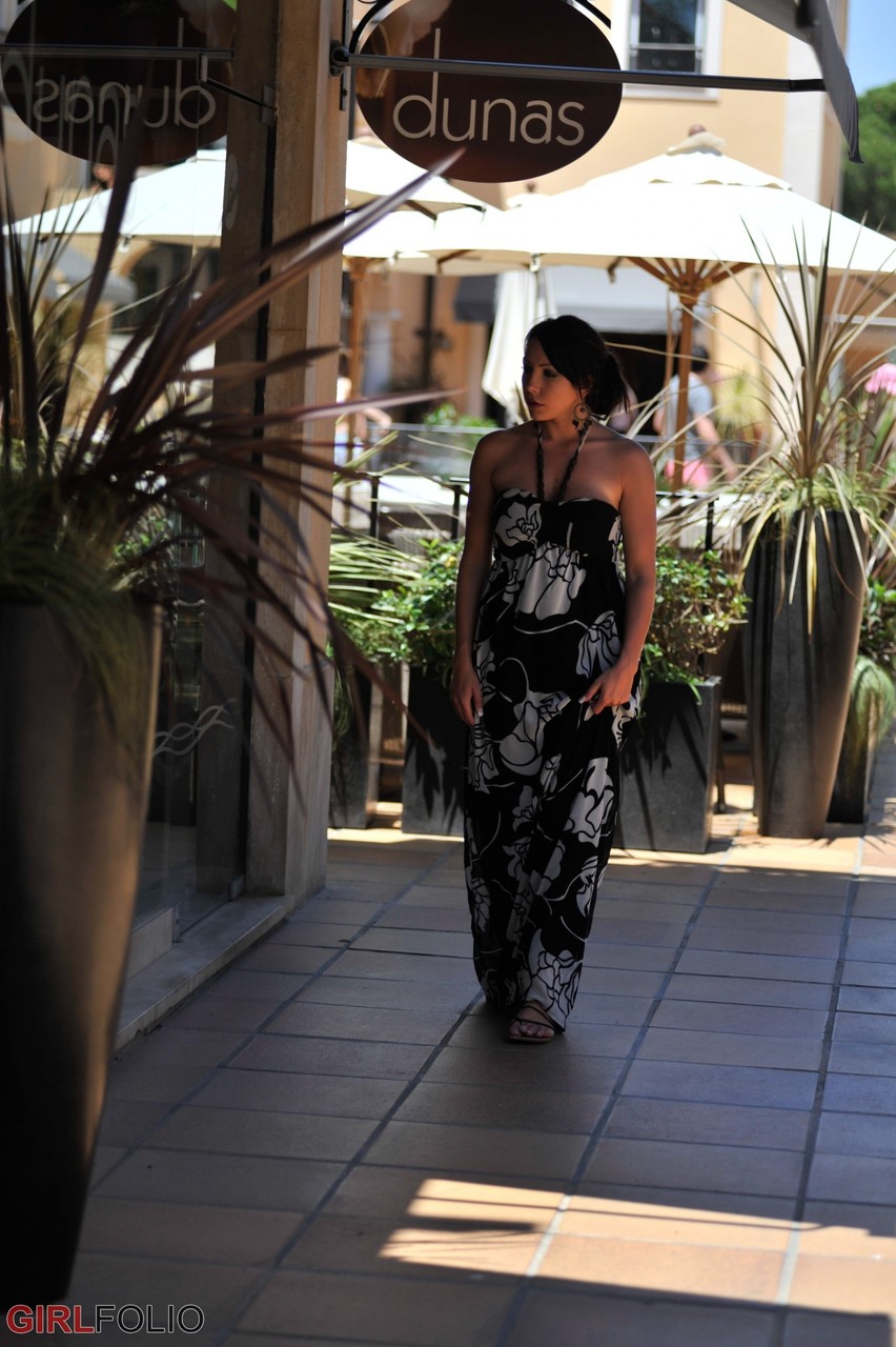 英国の美女ニナ・リーがロングガウンを脱ぎながら豊胸した胸を披露