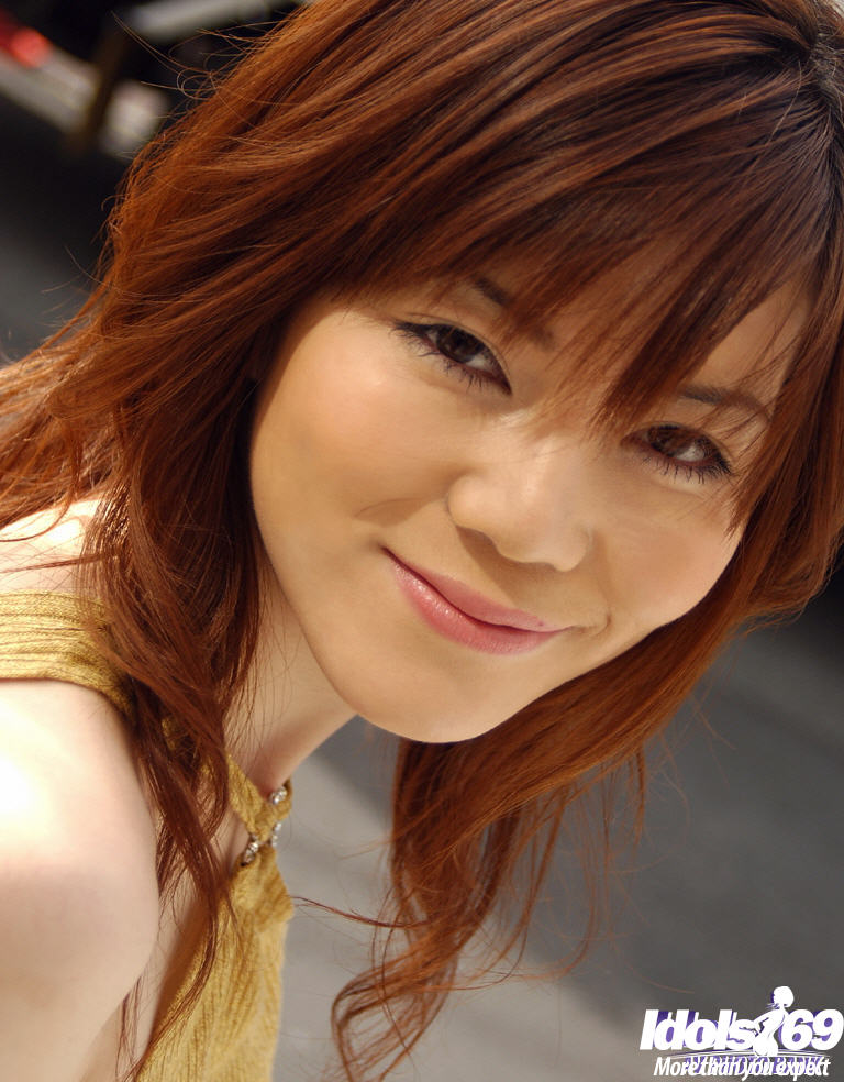 فتاة آسيوية نحيفة تكشف ببطء عن كسها المشعر وجسدها الابتسام