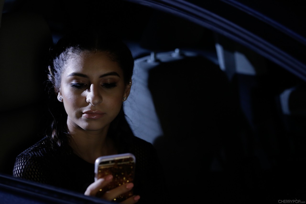 双马尾少女尼娜·诺斯被带回家在厨房快速做爱并射精