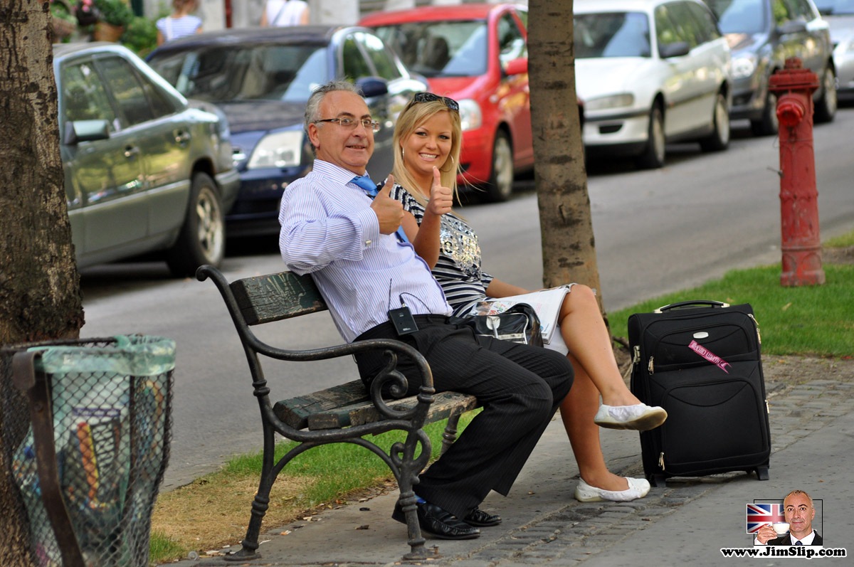 المراهقة الشقراء الرقيقة تخلع زيها المدرسي قبل ممارسة الجنس مع رجل عجوز