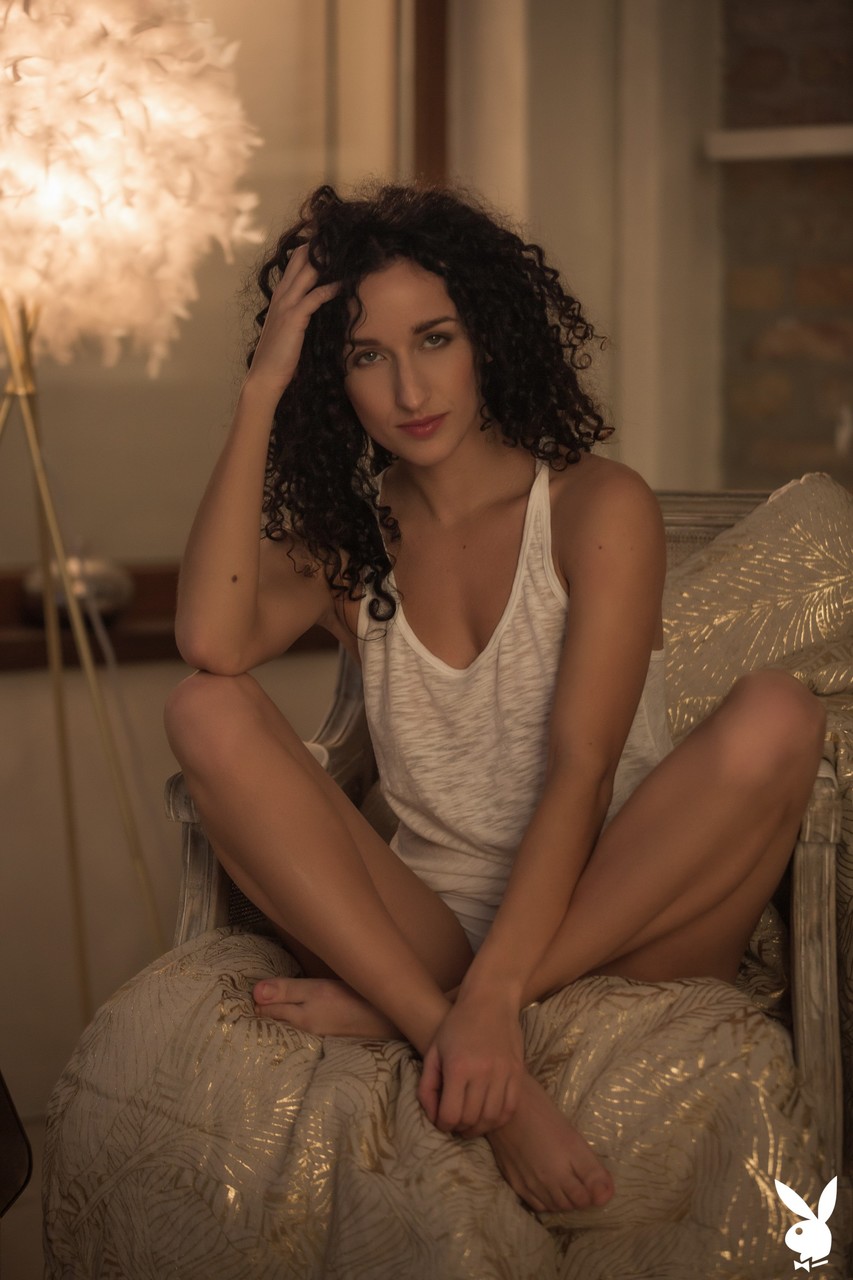 Lucy M Expose Son Corps Parfait Et Menue Entièrement Nu