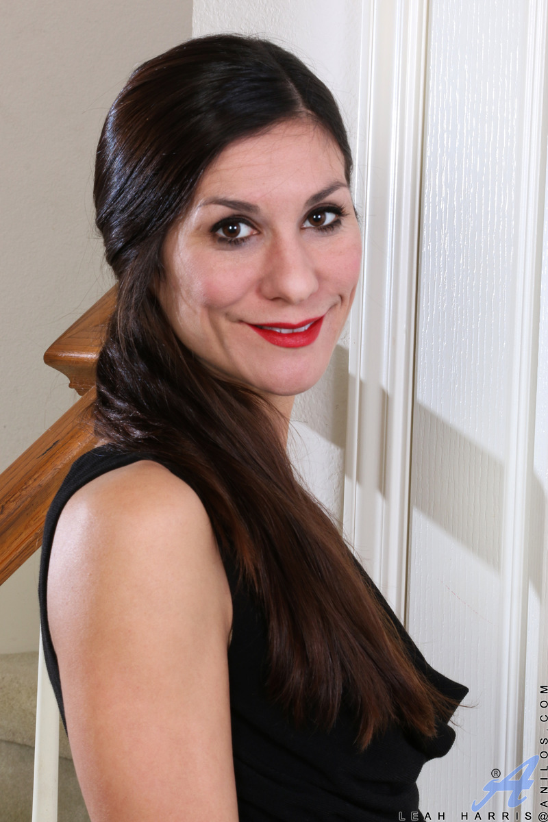 Leah Harris, Mature Mom, Undresses, Masturbates, Vibrator