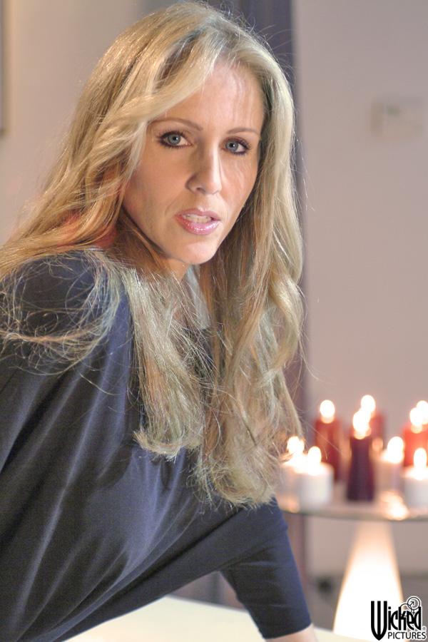 グラマラスな美熟女ジュリア・アンがロマンチックな夜に巨乳と秘部を披露