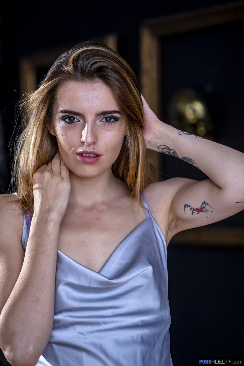 ألبا لالا تخلع فستانها الثمين وتتكأ في ملابس داخلية مثيرة