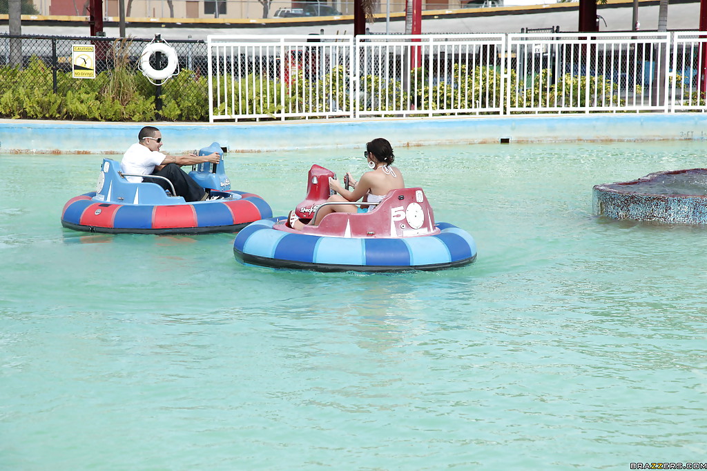 いたずらなポルノスター ブルック・リー・アダムズと彼女の巨乳との野外セックス