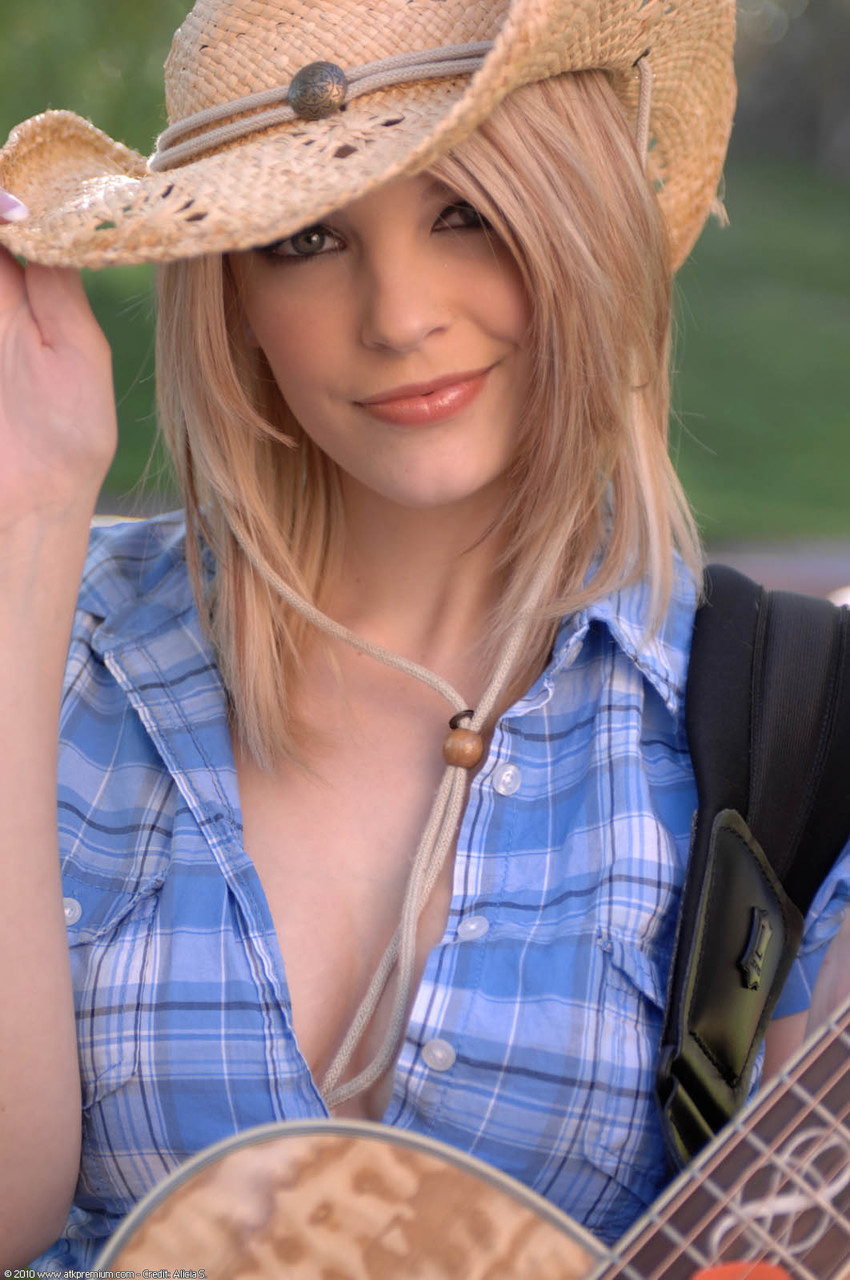 Bree Daniels, Pretty Guitar Player, Flashes Big Tits And Nice Ass Outdoors