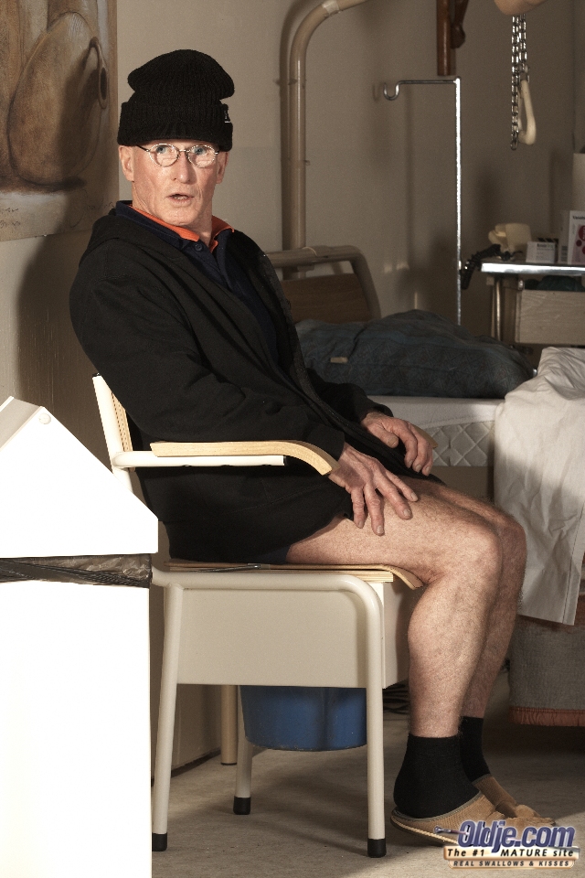 الممرضة المساعدة الوردية الشقية من باريس في وضع 69 مص العجوز