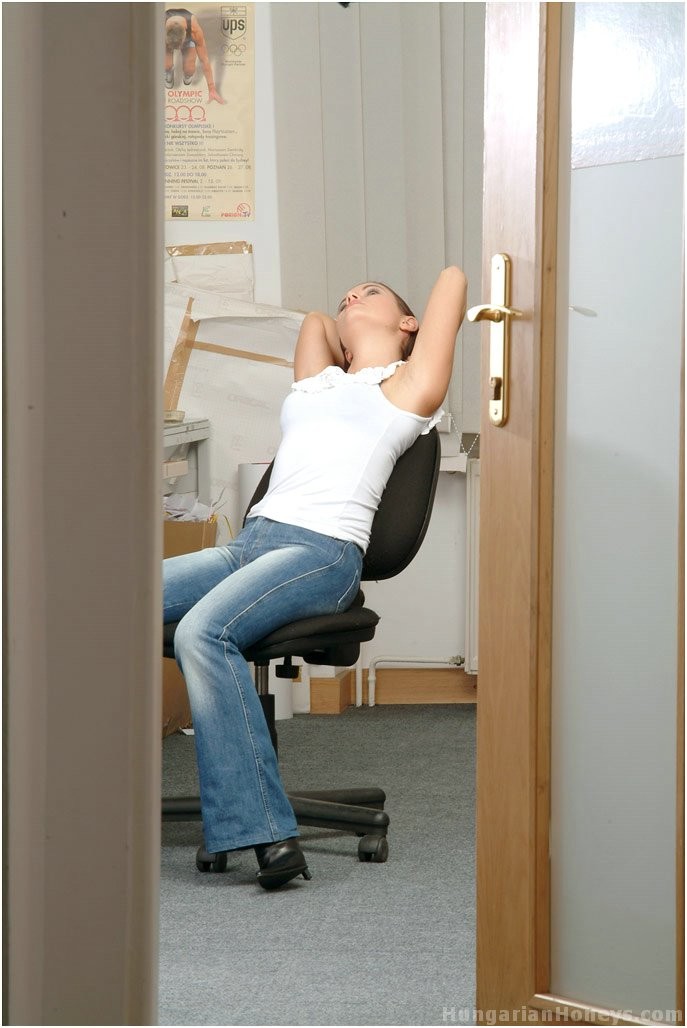 捷克黑发少女贾娜·姆拉兹科娃在工作场所换衣服