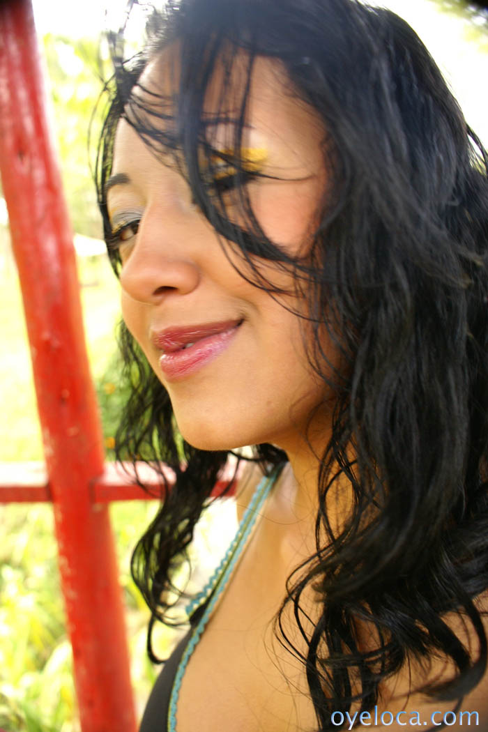 اللاتينية الصغيرة ذات الشعر البني ديبوراه سانتيز تمارس الجنس وتتلقى قذفا وجهيا فوضويا