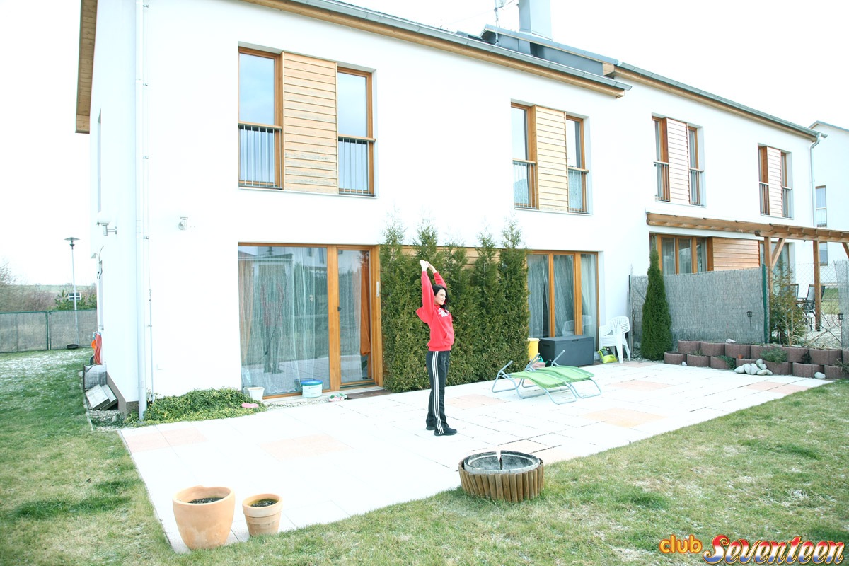 Adolescente De Cabello Oscuro Se Masturba En Silla De Cocina Después De Estirarse En El Patio