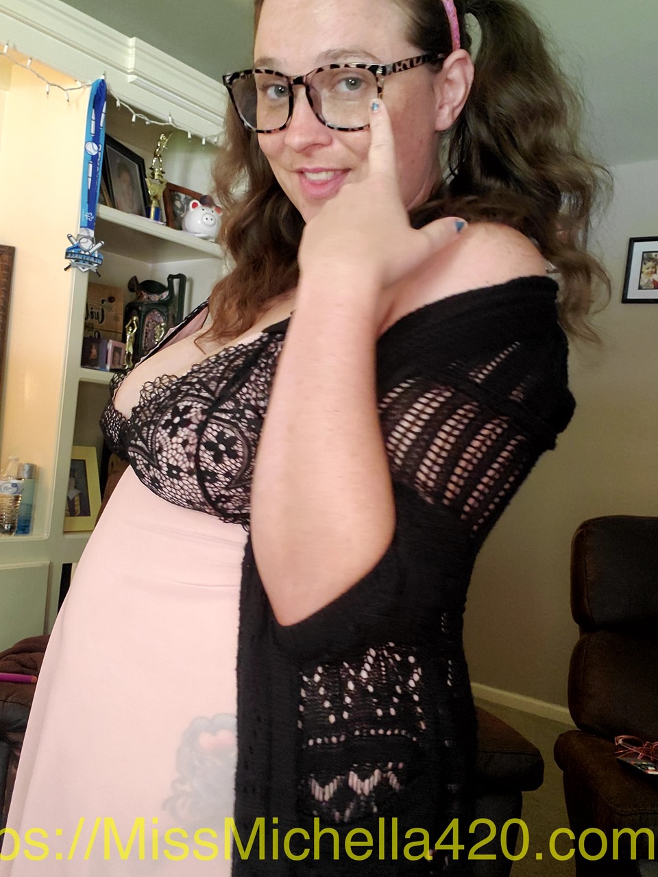 Michella Marijuana: Nerdy Amateur In Glasses Teases Deep Cleavage